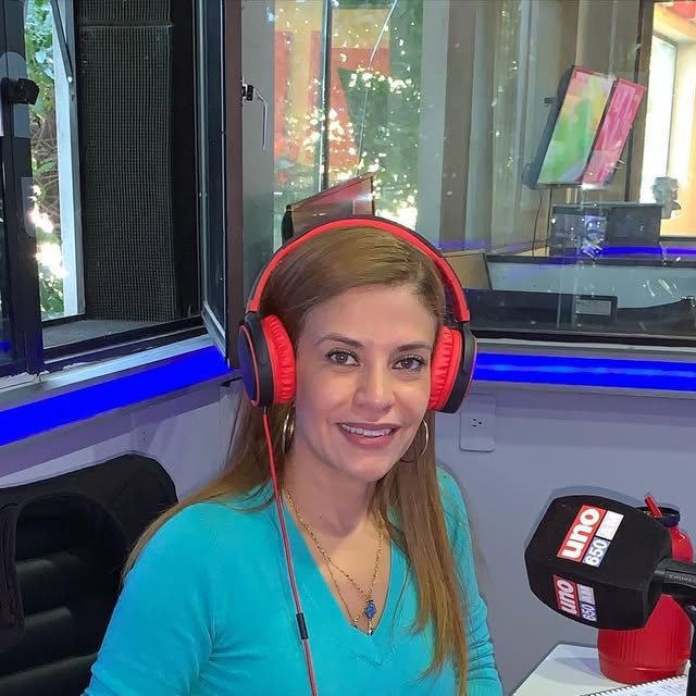 Cynthia Noguera con auriculares en la cabina de radio