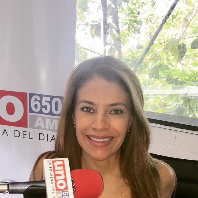 Cynthia Noguera frente al micrófono