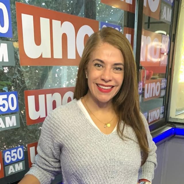 Cynthia Noguera en la cabina de radio